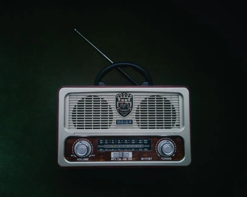 Classic retro radio with vintage design, featuring an antenna for FM, AM, and SW bands.